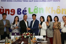 Lors de la cérémonie de lancement du programme « Zott Vietnam – Grandir ensemble 2025 », le 1ᵉʳ décembre à Hanoï. Photo : NDEL
