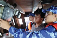 Vérification d’un dispositif de suivi installé à bord d’un bateau de pêche. Photo : VNA.