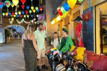 Des touristes étrangers à Hôi An, au Centre du Vietnam. Photo : VOV. 