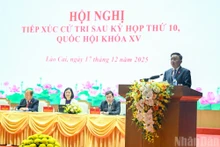 Tran Cam Tu, membre du Bureau politique, permanent du Secrétariat du Comité central du Parti (au micro), lors de la rencontre avec des électeurs de Lao Cai, le 17 décembre. Photo : Duy Linh/NDEL