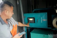 M. Tran Xuan Phong utilise un générateur alimenté au biogaz. Photo : Trung Hung/NDEL.