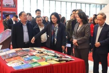 La vice-présidente du Vietnam Vo Thi Anh Xuan inspecte les préparatifs du XIᵉ Congrès national d’émulation patriotique, le 25 décembre au Centre national des conférences (à Hanoï). Photo : VNA. 