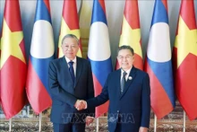 Le secrétaire général du PCV, Tô Lâm (à gauche), et le président de l’Assemblée nationale laotienne, Saysomphone Phomvihane. Photo: VNA 