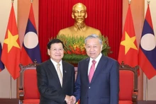 Le secrétaire général du PCV, To Lam (droite), et le secrétaire général du PPRL et président du Laos, Thongloun Sisoulith, le 25 octobre à Hanoï. Photo: VNA. 