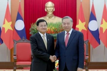 Le secrétaire général du PCV, Tô Lâm (à droite), reçoit le secrétaire général du PPRL et président lao Thongloun Sisoulith, en visite au Vietnam pour assister à la cérémonie de signature de la Convention des Nations Unies contre la cybercriminalité, le 25 octobre 2025 à Hanoi. Photo : NDEL.