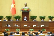 Le président de l'AN vietnamienne, Tran Thanh Man (debout), préside une séance de travail lors de la 10e session de la XVe législature de l’AN, le 4 décembre à Hanoi. Photo : NDEL