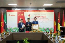 Cérémonie de remise de l’Ordre du Travail de troisième classe à la coentreprise Movitel. 