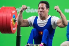 Le para-haltérophilie vietnamien Lê Van Công en compétition aux Jeux paralympiques de Paris 2024. Photo : VNA.