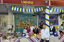 Cette année, le stand de l’ambassade d’Ukraine présente aussi bien des plats traditionnels emblématiques que des produits imprégnés de la culture des pays d’Europe de l’Est. Photo : baoquocte.vn