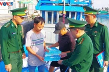  Les gardes-frontières de Ly Son sensibilisent le propriétaire d’un bateau de pêche aux règles de lutte contre la pêche illégale, non déclarée et non réglementée. Photo : VOV. 