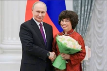 Le président russe Vladimir Poutine et Thai Huong, Héroïne du travail du Vietnam et présidente du Conseil stratégique du groupe laitier TH. Photo : NDEL