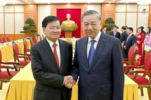 Le SG du PCV To Lam (à droite) reçoit le SG du Parti révolutionnaire populaire laotien et président du Laos, Thongloun Sisoulith, en visite au Vietnam pour assister aux commémorations du 80e anniversaire de la Révolution d'Août et de la Fête nationale du Vietnam, le 2 septembre. Photo : NDEL