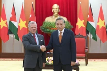 Le secrétaire général du PCV, To Lam (à droite), et le roi de Jordanie, Abdullah II Ibn Al-Hussein, le 12 novembre à Hanoi. Photo : NDEL.