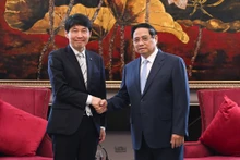 Le Premier ministre Pham Minh Chinh (à droite) et le gouverneur de la préfecture de Gunma, Yamamoto Ichita, le 25 novembre à Quang Ninh. Photo : Tran Hai/NDEL