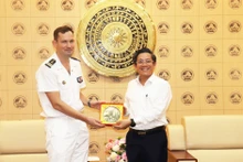 Tran Nam Hung, vice-président du Comité populaire de la ville de Da Nang (à droite), et le lieutenant-colonel Wallerand Faivre D’Arcier, commandant du croiseur Prairial de la Marine française. Photo : baodanang.vn