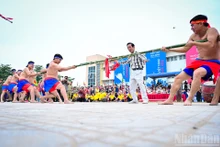 Au Vietnam, le tir à la corde est souvent pratiqué lors des fêtes traditionnelles. Photo : Bao Long/NDEL