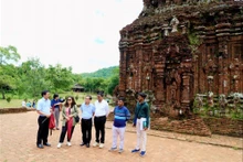 L’ambassadrice adjointe de l’Inde au Vietnam, T. Ajungla Jamir, visite le sanctuaire de My Son, dans la commune de Thu Bon, ville de Da Nang (au centre). Photo : baovanhoa
