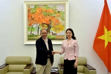La vice-ministre vietnamienne des Affaires étrangères, Nguyen Minh Hang (à droite), et Eduardo Pedrosa, directeur général du secrétariat de l’APEC pour le mandat 2025 – 2027, le 14 juillet à Hanoi. Photo : baoquocte.vn