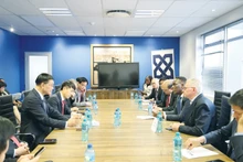 Séance de travail entre le vice-président de l’Assemblée nationale du Vietnam, Vu Hong Thanh, et la Chambre de commerce et d’industrie sud-africaine (SACCI). Photo : VNA.