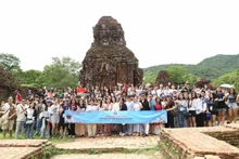 La délégation de jeunes vietnamiens résidant à l’étranger visite le sanctuaire de My Son. Photo : baoquocte.vn