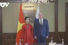 Ngo Phuong Ly, épouse du secrétaire général du Parti communiste du Vietnam To Lam (à gauche), et le vice-Premier ministre russe, Dmitry Nikolaïevitch Chernyshenko, le 24 juillet à Moscou. Photo : VOV.