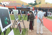 Lors de l'exposition sur le thème « Dak Lak – Phu Yen : convergence et développement ». Photo : VOV.