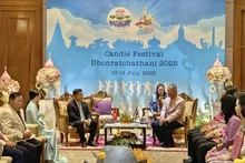 Rencontre entre le consul général du Vietnam à Khon Kaen, Dinh Hoang Linh, et le gouverneur de la province d’Ubon Ratchathani, Adisak Noisuwan. Photo : baoquocte.vn