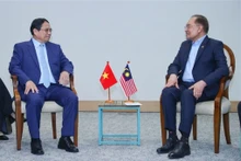 Le Premier ministre Pham Minh Chinh (gauche) et son homologue malaisien Anwar Ibrahim à Rio de Janeiro, le 6 juillet. Photo : VNA.