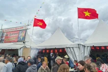 Le stand du journal Nhân Dân attire un grand nombre de visiteurs. Photo : NDEL
