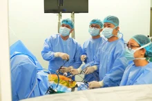 Lors d'une transplantation hépatique avec l'aide de la chirurgie laparoscopique. Photo : Hôpital central militaire 108.