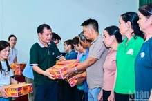 Remise des cadeaux à des familles gravement touchées par des catastrophes naturelles à Thai Nguyen. Photo : Bao Long/NDEL