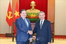 Le secrétaire général du Parti communiste vietnamien, To Lam (à droite) et l’ambassadeur américain Marc Knapper. Photo : VNA. 