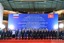 Le président de l’AN du Vietnam, Tran Thanh Man, le président de la Douma d’État de Russie, Viatcheslav Volodine, et des délégués lors de la 4ᵉ réunion du Comité de coopération interparlementaire entre l’AN vietnamienne et la Douma d’État russe. Photo : Duy Linh/NDEL.