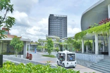 Des voitures autonomes fabriquées par Phenikaa-X sont testées dans la zone commerciale de Hikari, dans le quartier de Binh Duong, à Ho Chi Minh-Ville. Photo : Anh Duong.