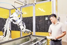 Application robotique dans l'usine Hanwha Aero Engines (parc de haute technologie de Hoa Lac). Photo : Thanh Hai. 