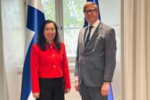 La vice-ministre vietnamienne des Affaires étrangères, Le Thi Thu Hang et le secrétaire d’État permanent du ministère finlandais des Affaires étrangères, Jukka Salovaara. Photo : baoquocte.vn 