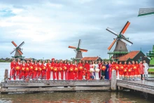 Un grand nombre de Vietnamiens résidant aux Pays-Bas ont participé à l’événement "Viêt phuc bô hành".