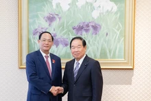 Trân Quang Phuong (à gauche), vice-président de l’Assemblée nationale vietnamienne, et le président de la Chambre des représentants du Japon, Nukaga Fukushiro. Photo : VNA 