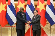 Le président de l’AN du Vietnam, Tran Thanh Man (à droite), et le président de l’AN du pouvoir populaire et du Conseil d’État de Cuba, Esteban Lazo Hernández, le 30 septembre à Hanoi. Photo : Duy Linh/NDEL