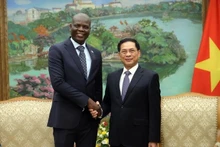 Le vice-Premier ministre vietnamien Bui Thanh Son (à droite) et le ministre sud-africain des Affaires étrangères et de la Coopération internationale, Ronald Lamola, le 22 octobre à Hanoi. Photo : baochinhphu.vn