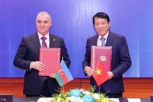 Le général Luong Tam Quang, ministre vietnamien de la Sécurité publique (à droite), et le directeur de l’Agence nationale de sécurité de l’Azerbaïdjan, Ali Naghiyev, le 26 octobre à Hanoï. Photo : VNA