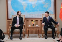 Le vice-Premier ministre Hô Duc Phoc (à droite) et Marco Dal Lago, vice-président chargé du développement et des partenariats mondiaux du groupe Tether. Photo: baochinhphu.vn