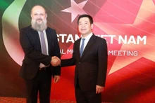 Le ministre vietnamien de l'Industrie et du Commerce, Nguyen Hong Dien (à droite), et son homologue pakistanais, Jam Kamal Khan. Photo : VNA