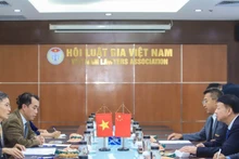 Lors de la séance de travail entre l’Association des juristes du Vietnam et celle de la Chine, le 12 octobre à Hanoï. Photo: hoiluatgiavn.org.vn