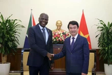 Le vice-ministre vietnamien des Affaires étrangères, Le Anh Tuan (à droite), et le ministre sud-africain des Affaires étrangères et de la Coopération internationale, Ronald Lamola, le 22 octobre à Hanoi. Photo: baoquocte.vn