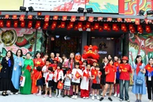 Le programme voit la participation de nombreux élèves et enseignants de l’école de langue vietnamienne Cây Tre, ainsi que des invités étrangers. Photo : NDEL.