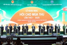 Lors de la cérémonie d'ouverture de la première Foire d'automne du Vietnam 2025, le 25 octobre à Dông Anh, en banlieue de Hanoï. Photo : VNA 