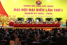 Adoption à l’unanimité du programme du Ier Congrès du Comité du Parti provincial de Tây Ninh. Photo : VNA