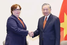 Le SG du PCV, To Lam (à droite), et Tiina Sandberg, présidente du Parti communiste finlandais, le 22 octobre à Helsinki. Photo : VNA. 