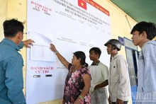 Dans la commune de Thuan Bac (province de Khanh Hoa), les électeurs consultent la liste électorale affichée au bureau de vote. Photo: NDEL